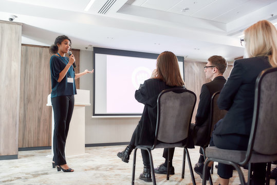 The Complete Guide to Hiring a Keynote Speaker for Corporate Events